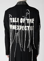 ヨウジヤマモト プールオム “墨染め”ジャカードのロングジャケット、手縫いメッセージのアウターも｜写真4