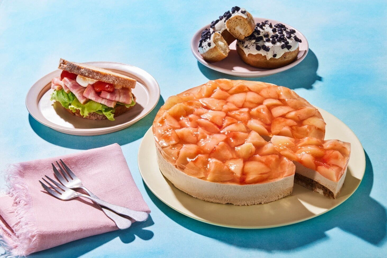 (左から時計回りに)「BLT 石窯カンパーニュ」 620円、「クッキー＆クリームドーナツ」 310円、「白桃＆アールグレイケーキ」 540円
