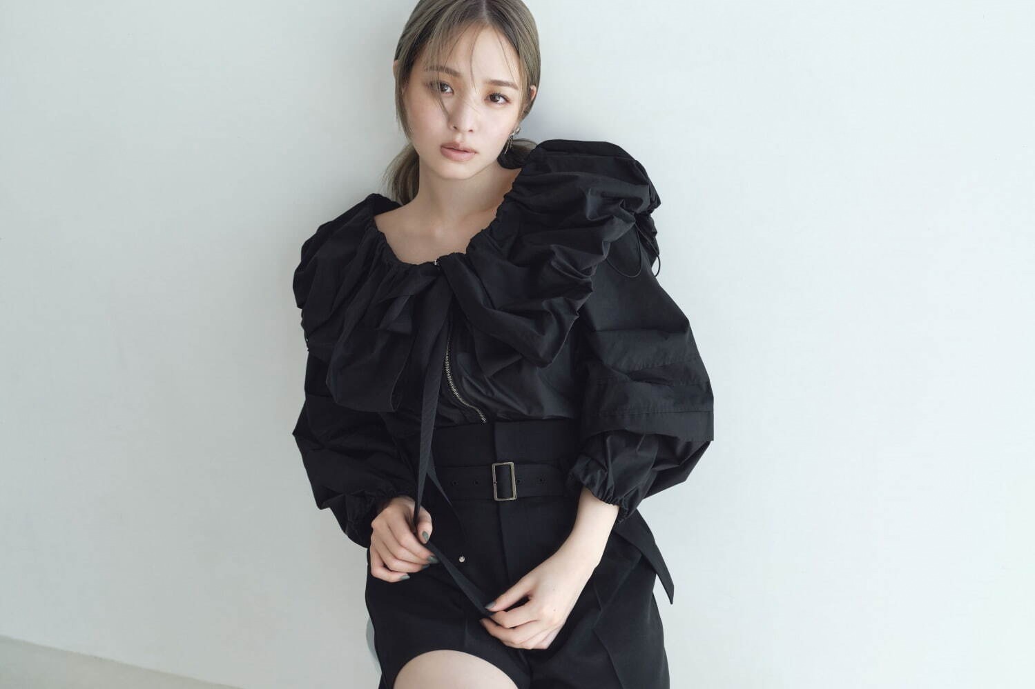 オフショルダー｜フレイ アイディー24年秋ウェア、ふんわりバルーンのオフショルブラウス＆光沢感溢れるベロアワンピース