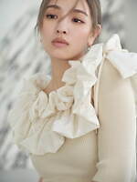 フレイ アイディー24年秋ウェア、ふんわりバルーンのオフショルブラウス＆光沢感溢れるベロアワンピース｜写真7