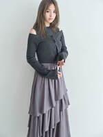 フレイ アイディー24年秋ウェア、ふんわりバルーンのオフショルブラウス＆光沢感溢れるベロアワンピース｜写真1