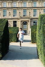 トム ブラウン“アメリカのスポーツウェア”着想、白の軽量テーラリングコート＆プリーツドレスなど｜写真8