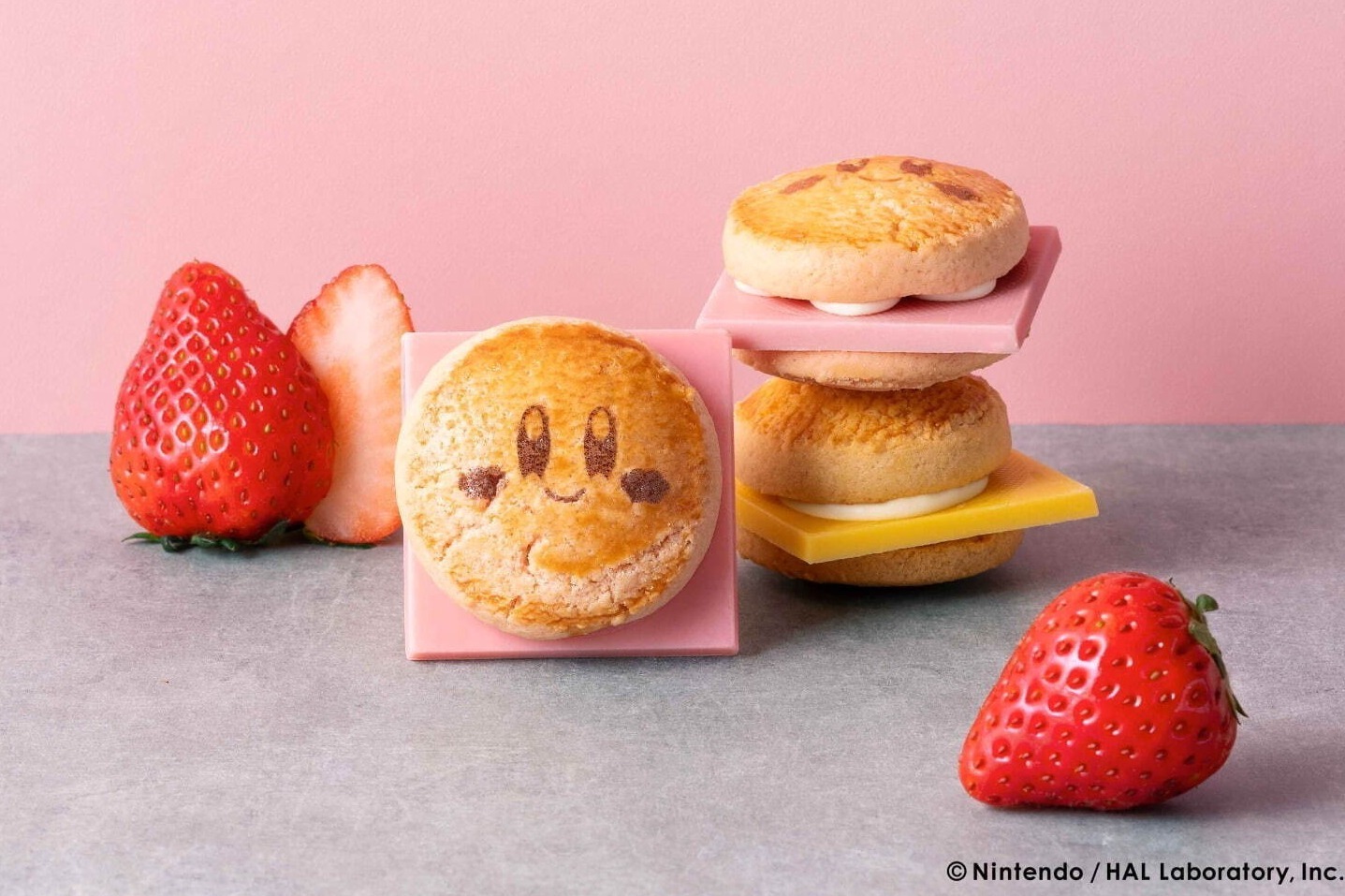 キャラクターカフェ｜カービィカフェ×キャプテンスイーツバーガー、カービィフェイスのバンズクッキーに“はみ出る苺チョコ”