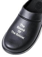 タカヒロミヤシタザソロイスト．×ウーフォス“左右非対称プリント”のメンズサンダル、新色の淡いグレーも｜写真25