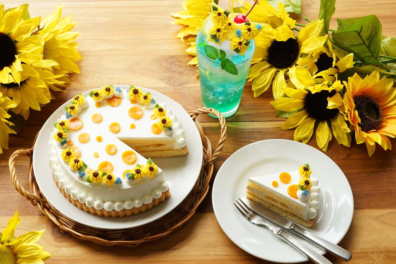 クリームソーダ｜“ひまわり”が咲く夏季限定ショートタルト＆ジュレたっぷりメロンソーダ、サンデーブランチ下北沢店で