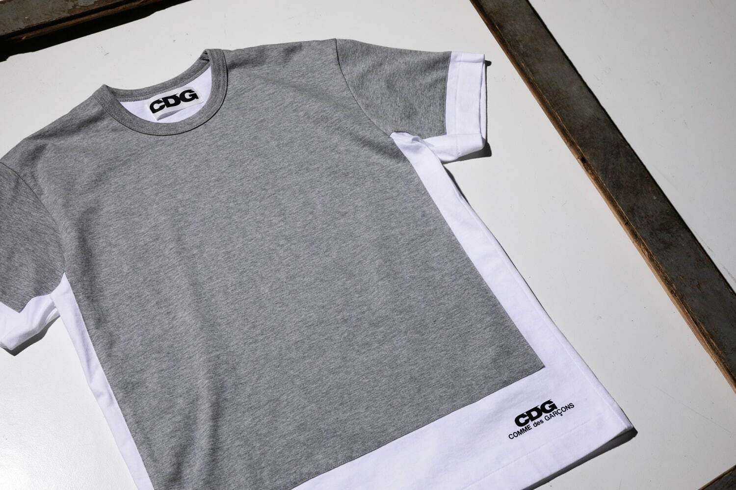 CDG24年夏、“左右でサイズの異なる”アシンメトリーTシャツや