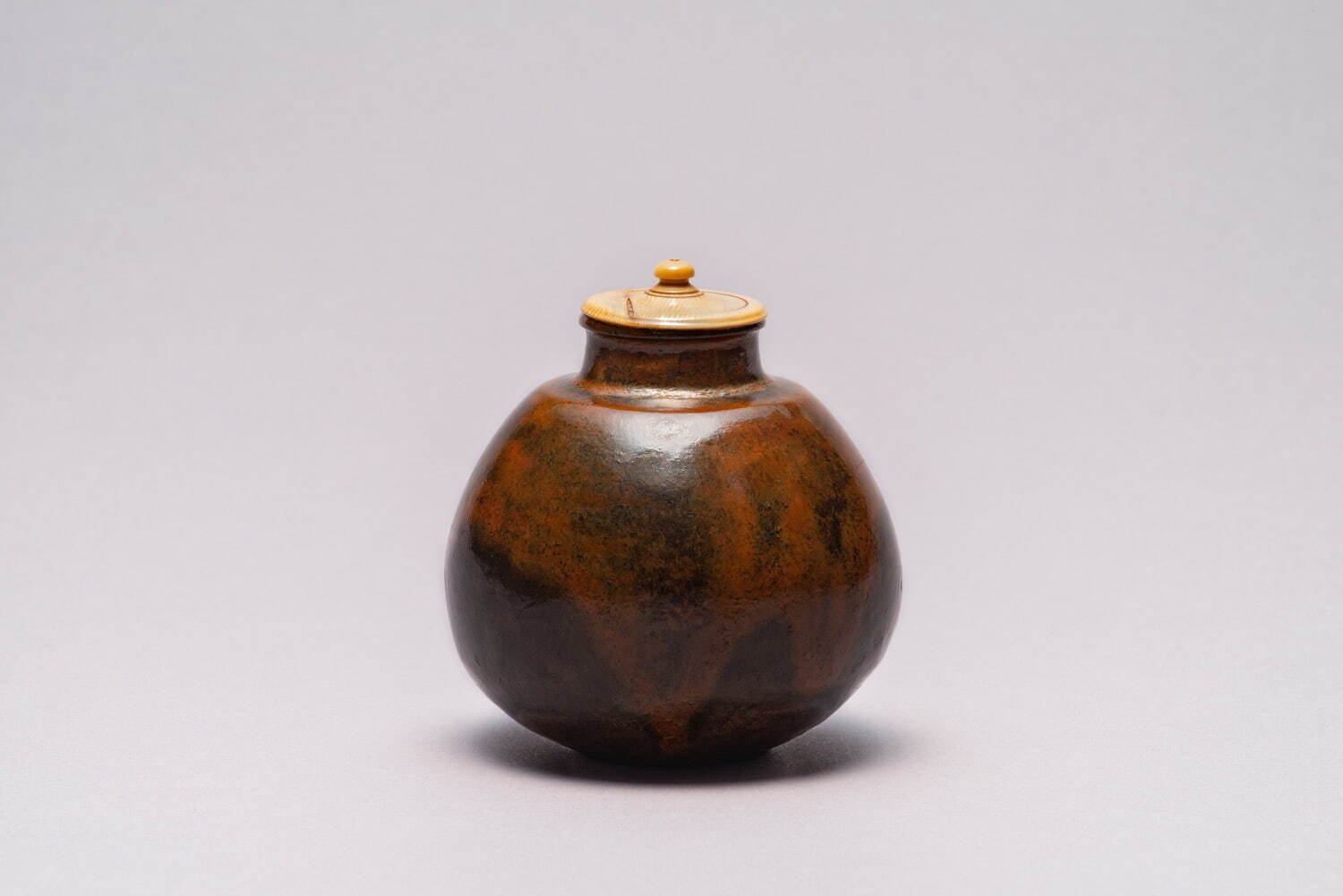 大名物 《唐物茄子茶入 付藻茄子》 南宋-元時代 13-14世紀 静嘉堂蔵