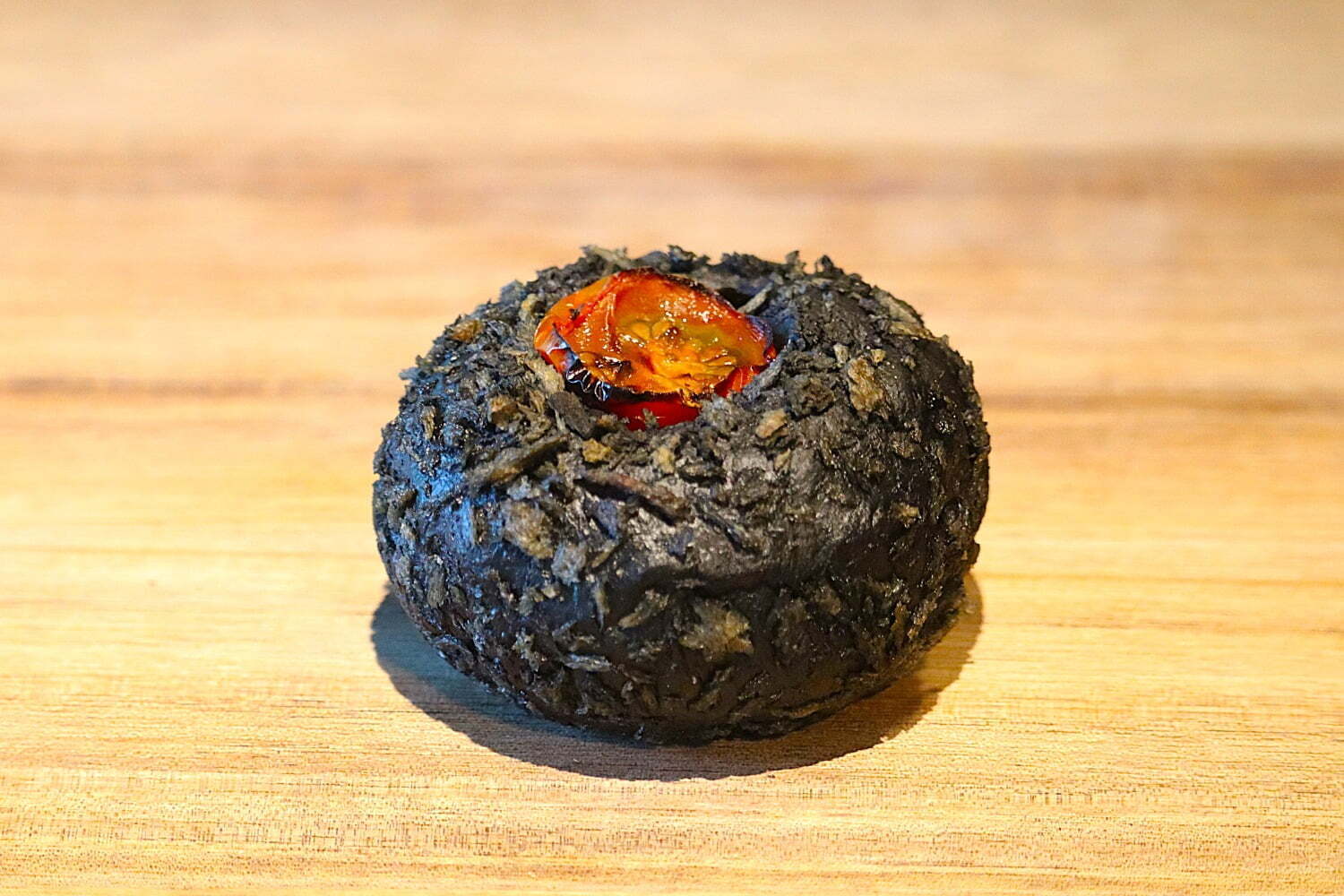 ジブリ｜“まるでマックロクロスケ！”ジブリパーク『魔女の宅急便』のパン屋に、真っ黒カレーパンなど夏の新メニュー