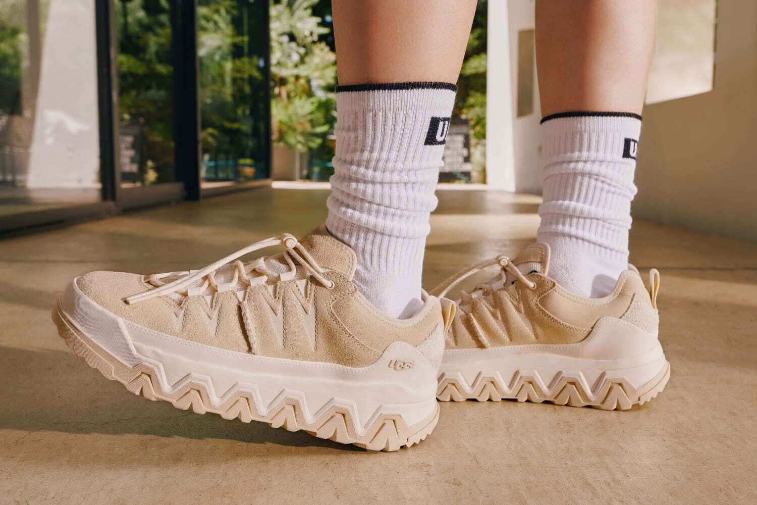 UGG“シューレースなしで履ける”2WAYスニーカー、スエード UGG“シューレースなしで履ける”2WAYスニーカー、スエード