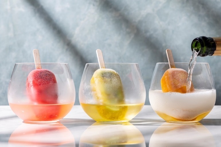 GREEN｜“ひんやりアイスキャンディー入り”シャンパンの夏フレーバーカクテル、コンラッド東京で