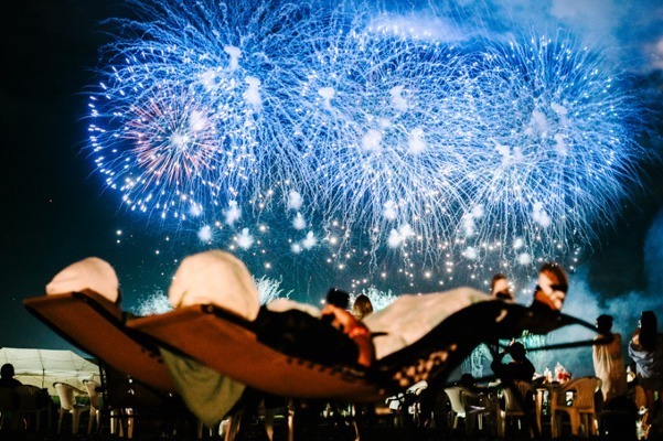 茨城「大洗海上花火大会」夜空＆海を彩る約15,000発、音楽ライブやビーチサウナも｜写真4