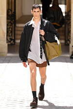 ベッドフォードの25年春夏、ひび割れ加工のレザージャケット＆ボリュームスリーブのボンバージャケット｜写真2