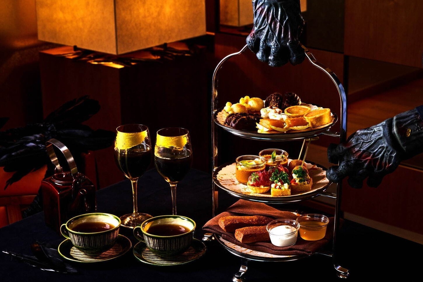 ロリポップキャンディー｜アンダーズ 東京「洋梨のハロウィンアフタヌーンティー」“モンスターのいたずら風”タルトやマドレーヌ