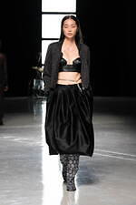 カナコ サカイの24年秋冬、モヘアシャギーのボンバージャケット＆スパンコール華やぐMA-1ブルゾン｜写真5