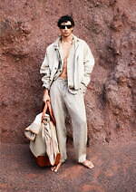 ジョルジオ アルマーニ“夏のリゾート”ウェア、ブルーの限定ラフィアバッグ＆水着など表参道に｜写真3