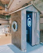 ジョルジオ アルマーニ“夏のリゾート”ウェア、ブルーの限定ラフィアバッグ＆水着など表参道に｜写真20