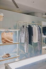 ジョルジオ アルマーニ“夏のリゾート”ウェア、ブルーの限定ラフィアバッグ＆水着など表参道に｜写真13