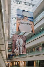 ジョルジオ アルマーニ“夏のリゾート”ウェア、ブルーの限定ラフィアバッグ＆水着など表参道に｜写真16