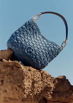 ジョルジオ アルマーニ“夏のリゾート”ウェア、ブルーの限定ラフィアバッグ＆水着など表参道に｜写真1