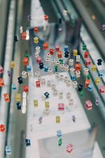 ジョルジオ アルマーニ“夏のリゾート”ウェア、ブルーの限定ラフィアバッグ＆水着など表参道に｜写真8