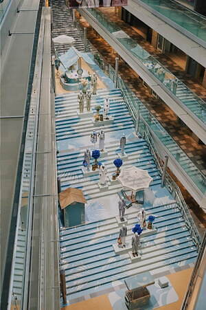 ジョルジオ アルマーニ“夏のリゾート”ウェア、ブルーの限定ラフィアバッグ＆水着など表参道に｜写真17