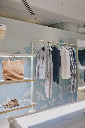 ジョルジオ アルマーニ“夏のリゾート”ウェア、ブルーの限定ラフィアバッグ＆水着など表参道に｜写真13