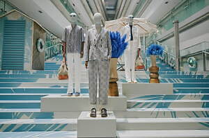 ジョルジオ アルマーニ“夏のリゾート”ウェア、ブルーの限定ラフィアバッグ＆水着など表参道に｜写真15