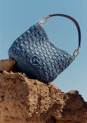 ジョルジオ アルマーニ“夏のリゾート”ウェア、ブルーの限定ラフィアバッグ＆水着など表参道に｜写真1