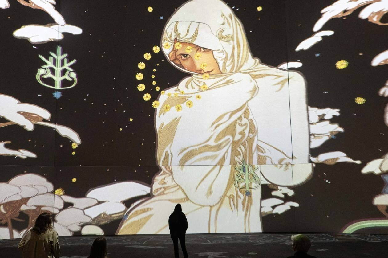 パリ展会場風景 
©2024 Mucha Trust-Grand Palais Immersif
アルフォンス・ミュシャ《冬―連作〈四季〉より》(部分) 1900年 カラーリトグラフ ミュシャ財団蔵 
©2024 Mucha Trust