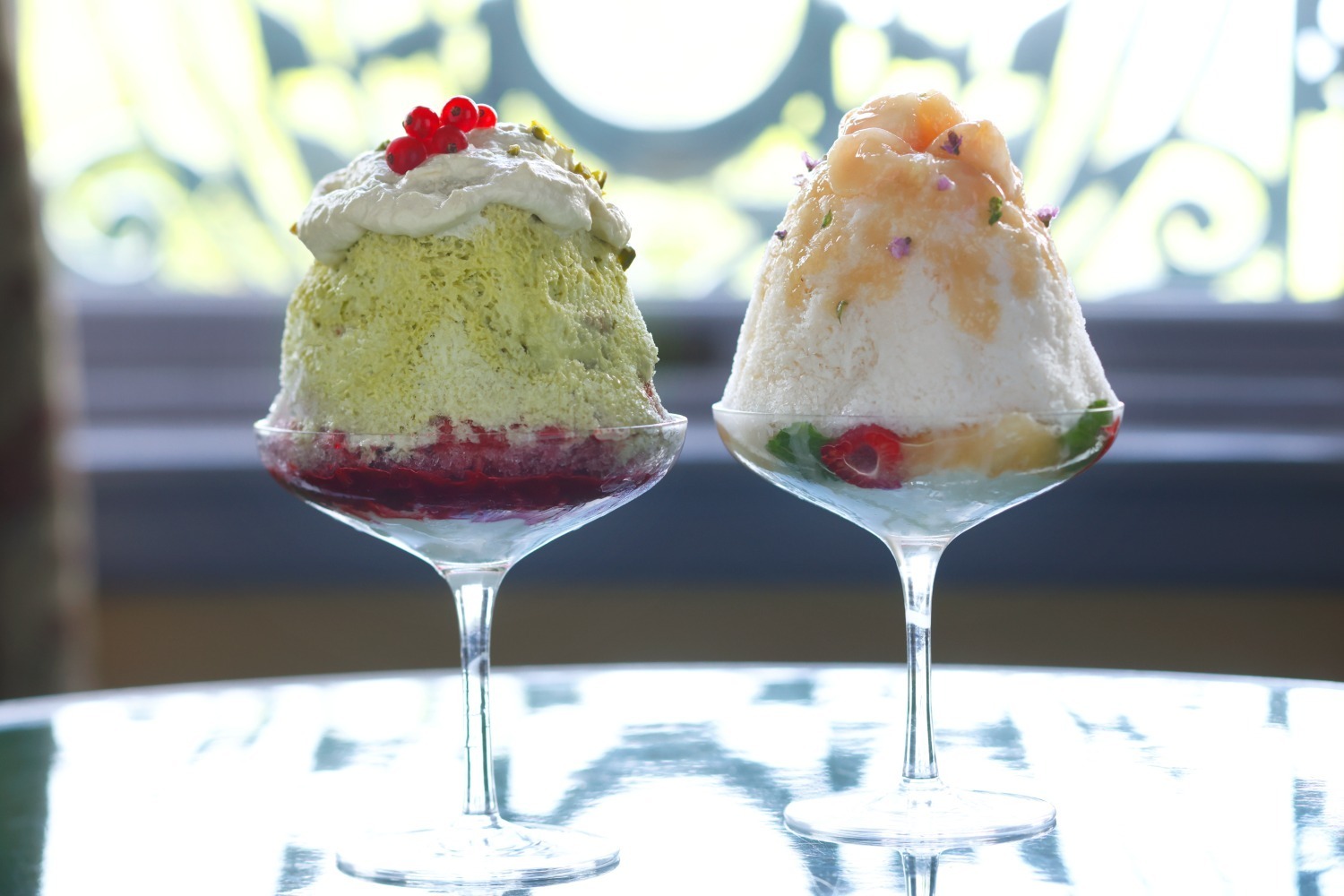 京都・長楽館“味わいが変化する”デザートかき氷「氷菓」第2弾、ベリーピスタチオ＆白桃ミルク
