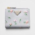 プラダのウィメンズ財布、“ローズ”柄×パールグレーのレザー二つ折り＆ミニ財布も｜写真4