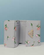 プラダのウィメンズ財布、“ローズ”柄×パールグレーのレザー二つ折り＆ミニ財布も｜写真16