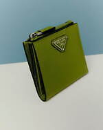 新品同様　箱付き　PRADA プラダ　三つ折り財布　サフィアーノレザー　グリーン 写真8/9｜プラダ“開運”グリーンのメンズ財布、「サフィアーノ