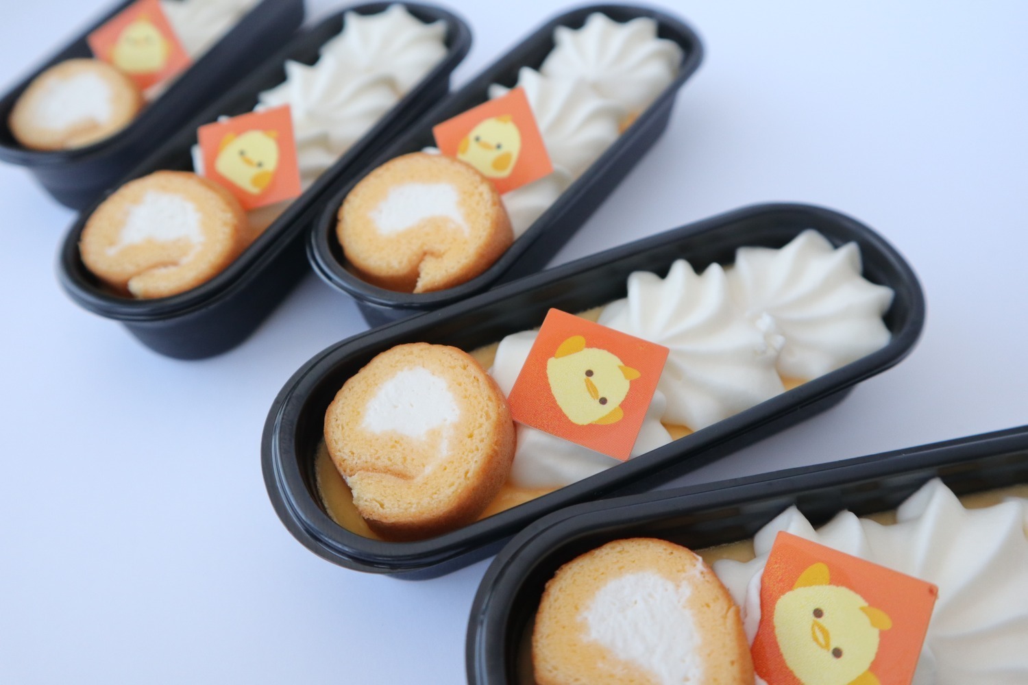 ぴよりん｜「ぴよりん」×「堂島ロール」プリン味レアチーズケーキ、チーズクリーム＆“ミニ”ロールケーキをのせて