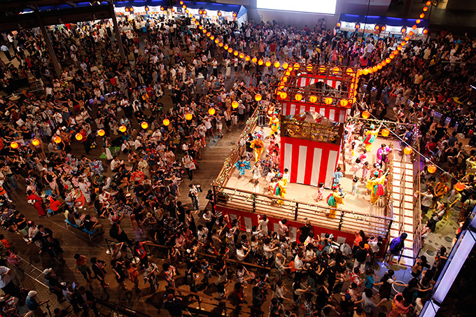 六本木ヒルズで盆踊り 昨年約4万人動員 17のレストランが屋台に ファッションプレス