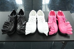 コム デ ギャルソン・オム プリュス×キッズ ラブ ゲイト、革の“フリル”付きダービーシューズ