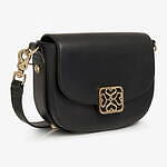 ストラスベリー24年秋冬バッグ、“S字”モチーフの留め具付き「ベイ」や台形フォルムの「モザイク」｜写真1