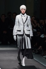 アンリアレイジ(ANREALAGE) 黒の衝撃｜写真1