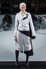 アンリアレイジ(ANREALAGE) 黒の衝撃｜写真6