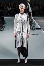 アンリアレイジ(ANREALAGE) 黒の衝撃｜写真10