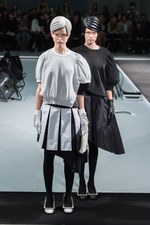 アンリアレイジ(ANREALAGE) 黒の衝撃｜写真14