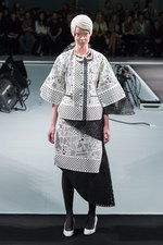 アンリアレイジ(ANREALAGE) 黒の衝撃｜写真16