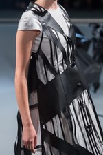 アンリアレイジ(ANREALAGE) 黒の衝撃｜写真47