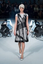 アンリアレイジ(ANREALAGE) 黒の衝撃｜写真49