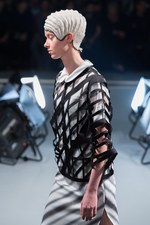 アンリアレイジ(ANREALAGE) 黒の衝撃｜写真53