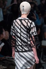 アンリアレイジ(ANREALAGE) 黒の衝撃｜写真54