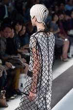 アンリアレイジ(ANREALAGE) 黒の衝撃｜写真56