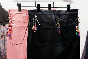 ダブレット25年春夏ウェア、“某平成の歌姫”風ロング丈Tシャツや生肉パッケージTシャツなど｜写真14