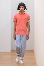 コム デ ギャルソン・シャツ×フレッドペリーのポロシャツ、背面にメッセージをプリント｜写真1