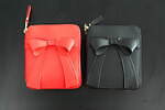 ウォレット・コム デ ギャルソンのクリスマス、リボンをかけたジップ財布や黒レザーのがま口財布｜写真3